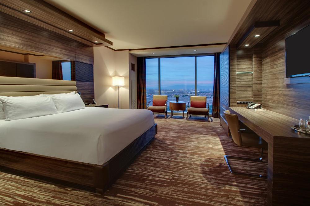 Modern Strip View King interior